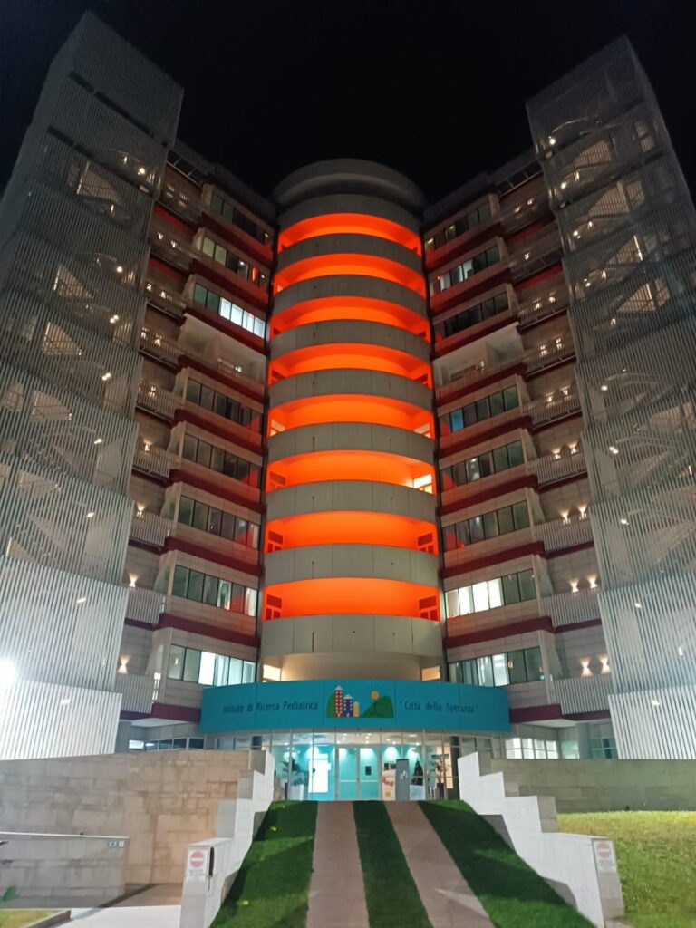Torre della Ricerca Città della Speranza illuminata di rosso 25 novembre