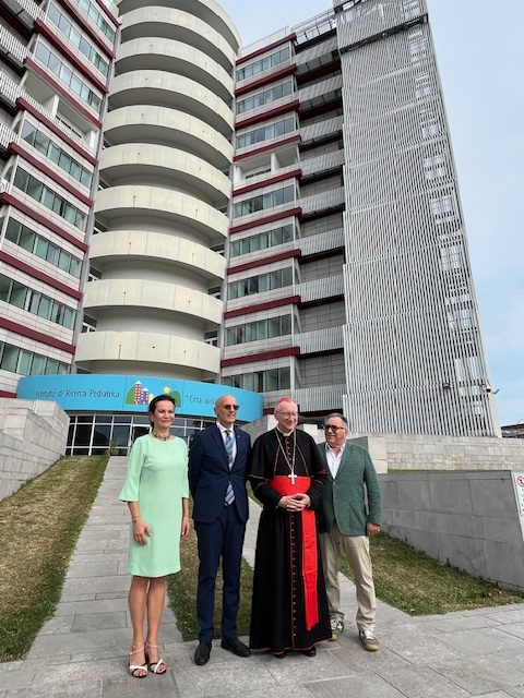 Cardinale Pietro Parolin all'IRP Città della Speranza con i vertici