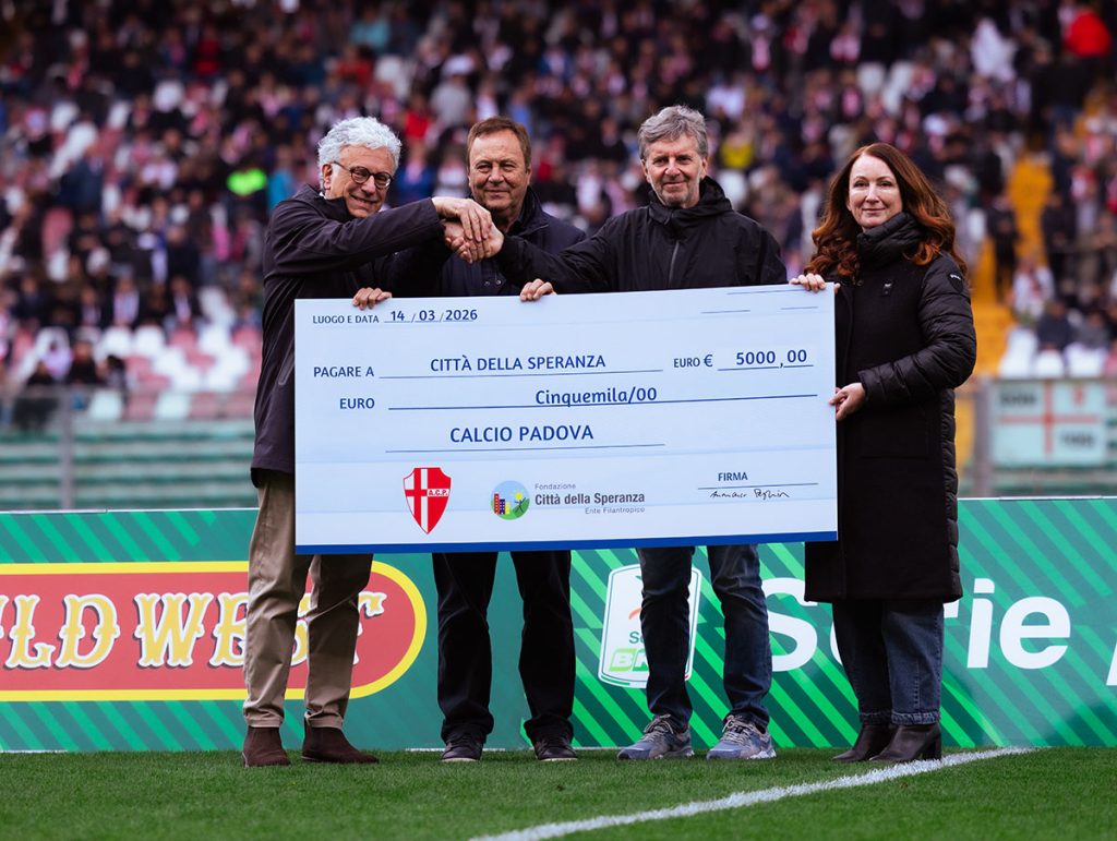 Calcio Padova consegna l'assegno a Città della Speranza